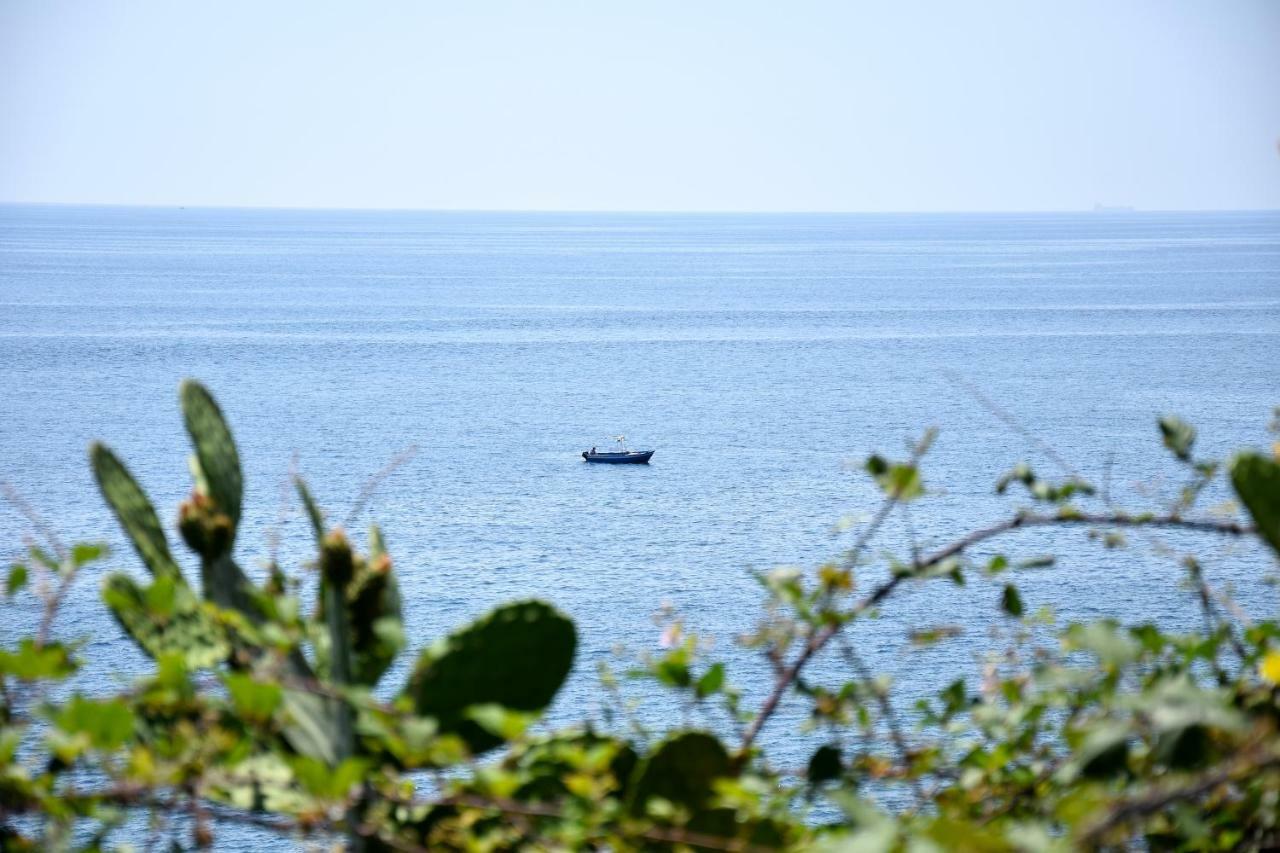 Riviera Degli Eucalipti - Cottage In Riva Al Mare Acireale Bagian luar foto
